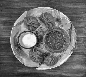 Veg kurkure momos (spicy)