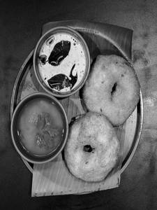 Vada Set With Chutney