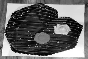 Eggless Pinata Cake (450 Grams)