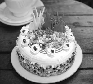 Vanilla Caramel Crunch Cake [1 Kg]