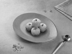 Khoya Coconut Kesar Ladoo