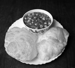 Chole Bhature (2 Bhature)