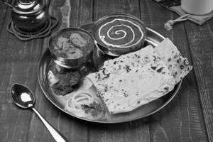 Palak Soya Chaap, Dal Makhani, Rumali Roti Thali