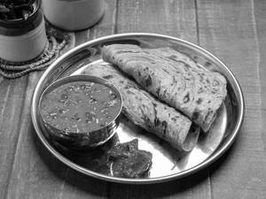 Dal Makhani With [2 Pcs] Paratha