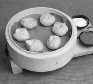 Veg Steamed Momos (10 Pieces)