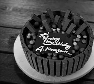 Kitkat cake [500 grams]