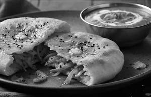 Onion Kulcha with Gravy           