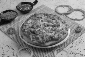 10" Medium Schezwan Chicken Pizza