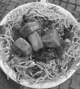 Veg Noodles With  Paneer Chilli [4 Pieces]
