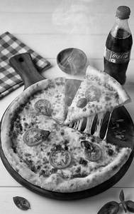 8" Thin Crust Margherita Pizza + Coke Combo