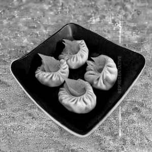 Cheesy lava veg momo