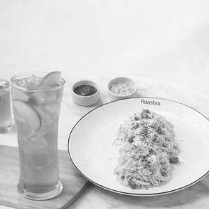 Spaghetti Aglio E Olio + Peach Iced Tea