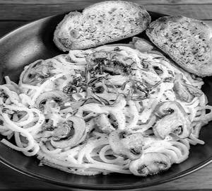 Spaghetti whit sauce.