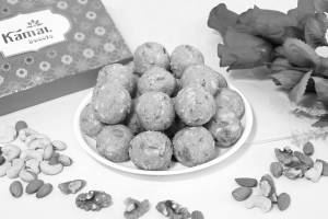 Gond Badam Ladoo