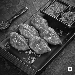 Pan Fried Momo In Schezwan Sauce (5 Piece)