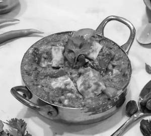 Kadai Paneer (Half) + 4- Tawa Roti + Lahsun Chatni + Onion