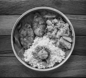 Fish curry meal with fried fish