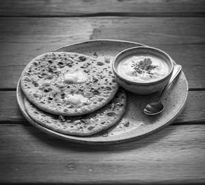 Onion Paratha With Curd (2Pcs)