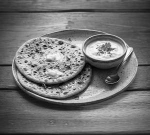 Aloo Paratha With Curd (2Pcs)