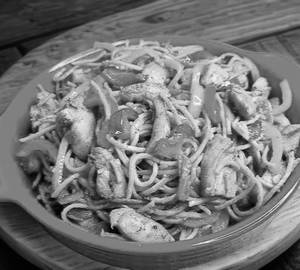 Chilli Garlic Hakka Noodles Chicken