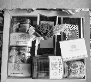 Eggless  Wooden Medium Hamper