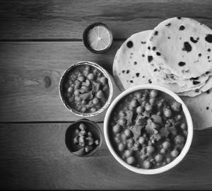 Chana Paneer + 2 Pic Tandoori Roti