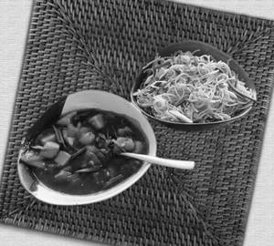 Veg Hakka Noodles+3Pic Chilli Chicken Gravy