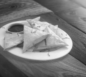 Veg Cheese Jalapeno Samosa ( 5 Pcs )  Mint Chutney