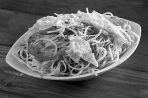 Egg Hakka Noodles (750ml)