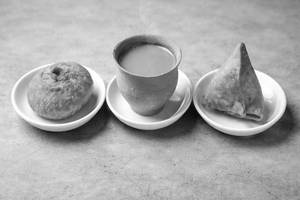 Khasta Kachori 1pc + Samosa 1pc + Elaichi Chai 1pc