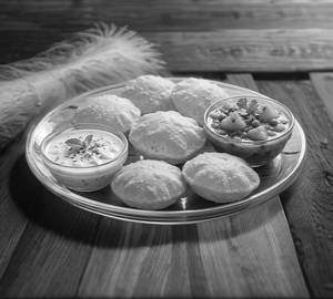 Puri Sabzi rayta salad 6piece