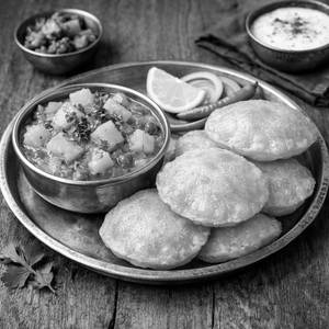 4 poori with sabji