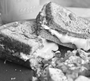Crispy lays bread omlette