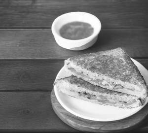 Onion tomato sandwich
