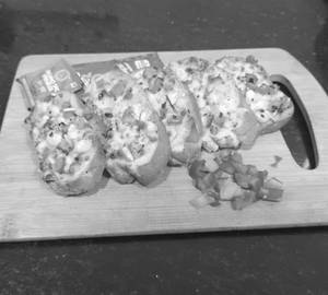 Vegetable Cheese Garlic Bread ( serve 4 pieces)