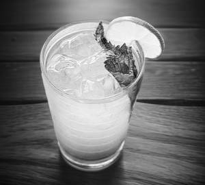 Lime and mint mojito