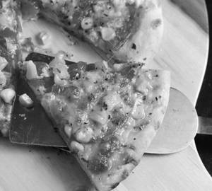 Tomato golden corn pizza