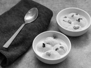 Kesar Rasmalai (1 Pc)