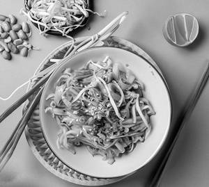 Pad Thai Veg ( Veg Thai Rice Noodles With Tamarind & Peanut )