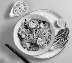 Pad See Ew Kung ( Prawn Thai Stir-fried Rice Noodles )