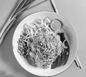 Pad Thai Kai ( Egg Thai Rice Noodles With Tamarind & Peanut )