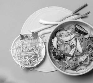 Pad See Ew Gai ( Chicken Thai Stir-fried Rice Noodles )