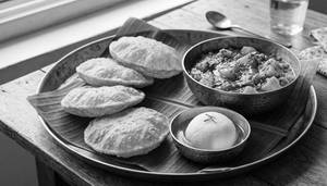 Poori 4 Pices,Sabji,Rasagulla 1 Pice