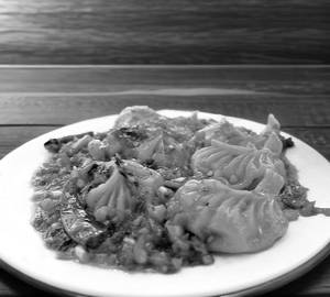 Schezwan momos [8 pieces]