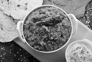 Palak Khichdi With Raita & Papad