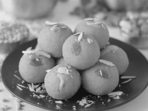 Besan Dry Fruit Laddu