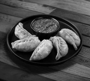 Butter chicken momos steamed [6 pieces]
