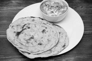 Kadai Paneer With 1 Butter Naan And 1 Laccha Paratha