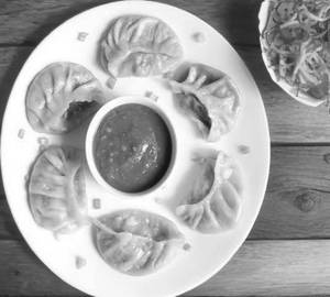 Veg Momos 6 Pcs