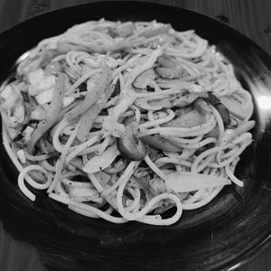 Egg Spaghetti Hakka Noodles (Serves 2)